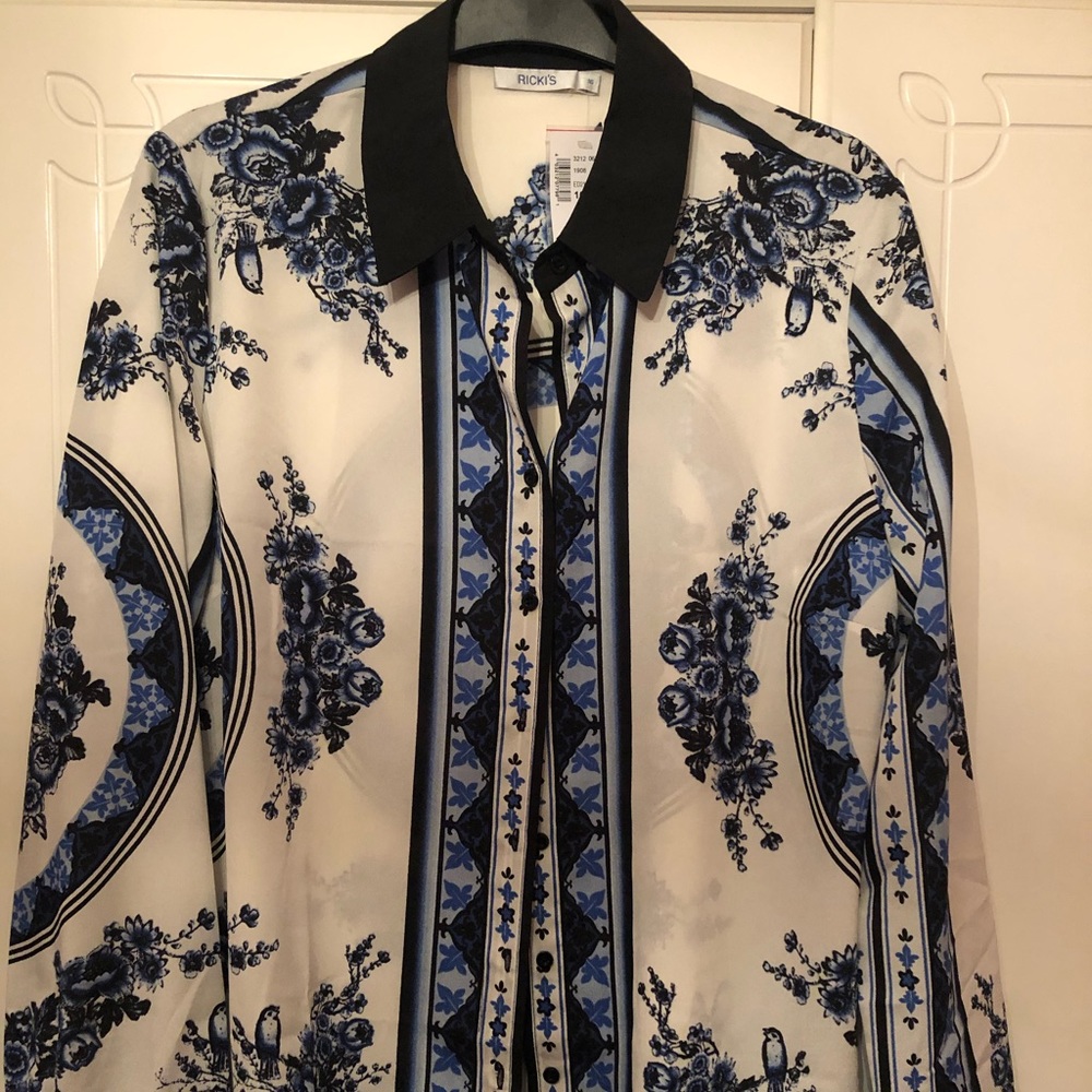 Women’s dress shirt with collar